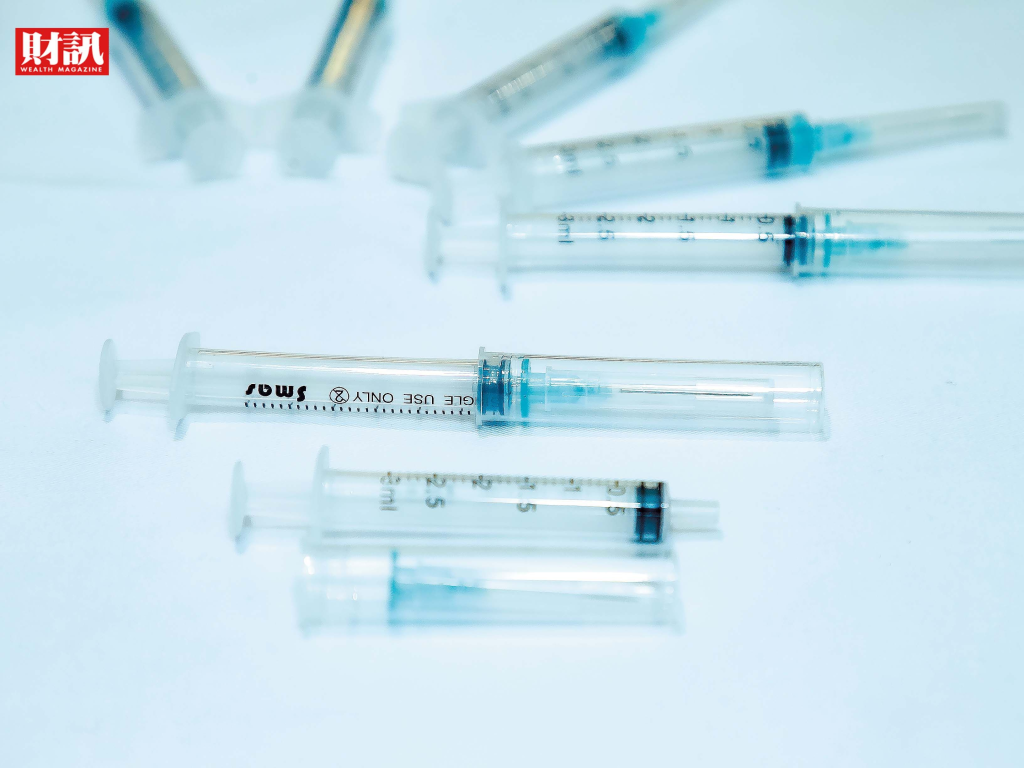 ▲耀勝專利設計可全包覆針頭與分離的注射筒醫材。（圖／陳俊松攝）